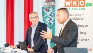 WKO Steiermark Präsident Josef Herk (links) und Ökonom Christoph Schneider (rechts) fordern: ...