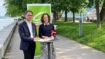 Das Grüne-Führungsduo, Eva Hammerer mit Daniel Zadra, will eine weitere Ausbreitung der Chemikalien verhindern. (Bild: SoS)
