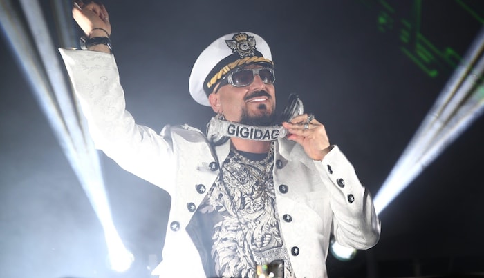 Yıldız DJ Gigi D'Agostino, Salzburg Electric Love Festival'in organizatörlerine dava açıyor. Onlardan 20,000 Euro talep ediyor.