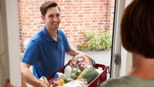 Der Hunger ist groß, der Kühlschrank leer – wir zeigen, was bei Lebensmittel-Lieferungen zu beachten ist. (Bild: highwaystarz - stock.adobe.com)