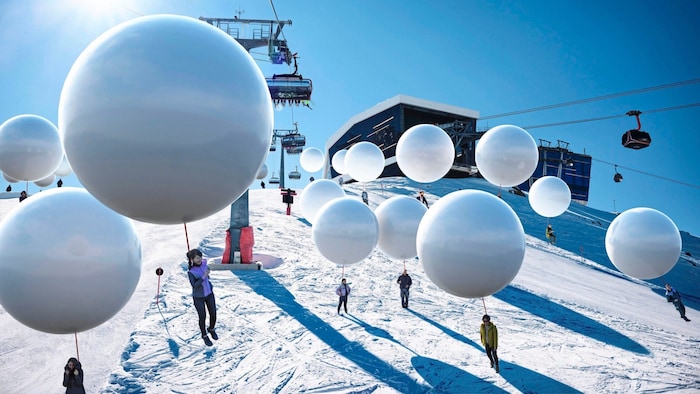Downhill skiing with balloons as an alternative to classic skiing.
