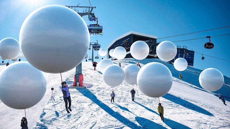 Die Talfahrt mit Ballonen als Alternative zum klassischen Skifahren. (Bild: Workshop Ischgl)