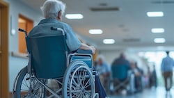 Alarmstimmung in der Pflege: Weil Personal fehlt, müssen ganze Stationen in Heimen gesperrt werden. (Bild: Animaflora PicsStock - stock.adobe.com)