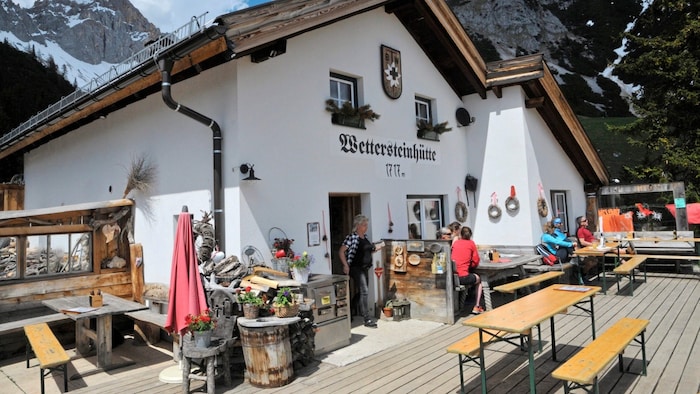 Eine Sonnenterrasse wartet auf die Gäste der Wettersteinhütte.
