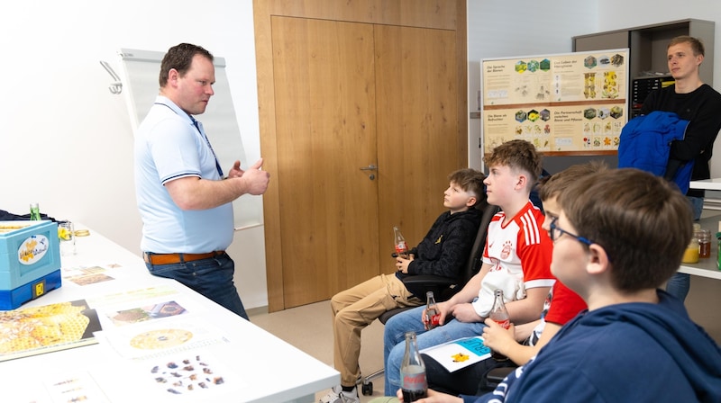 Pupils visit the Frauscher company where the project was developed. (Bild: Frauscher Sensortechnik)