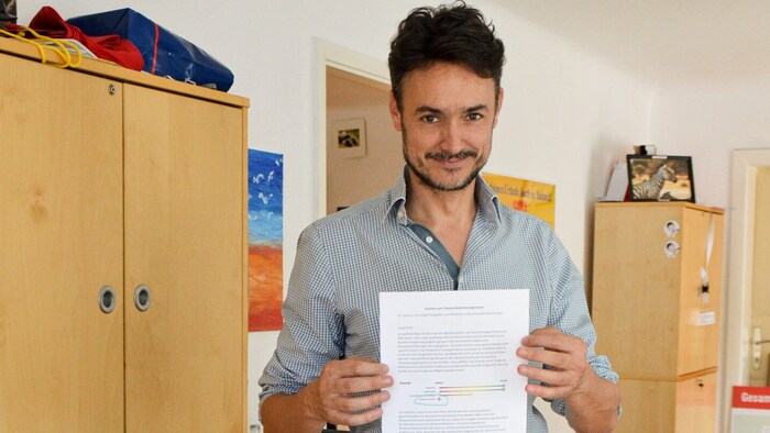 SPÖ rebel Nikolaus Kowall with the fax