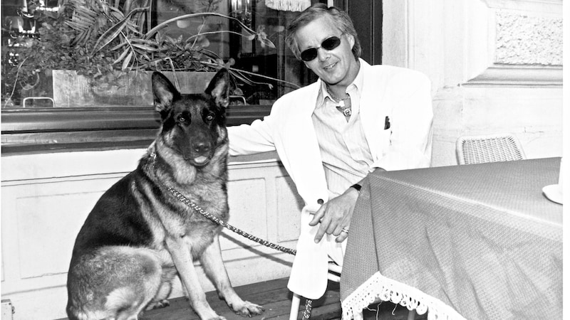 Jack Unterweger kısa süreli özgürlüğü sırasında. Çoban köpeğiyle birlikte, 1991, Café Landtmann'daki bir basın toplantısında. (Bild: picturedesk.com/Fritz FIEDLER / picturedesk.com)