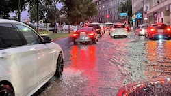 Heftiges Unwetter über Wien am Donnerstagabend (Bild: Krone KREATIV/zVg)