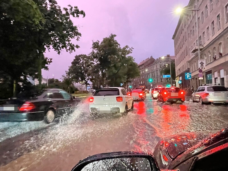 Masses of water on the Vienna Gürtel (Bild: Krone KREATIV/zVg)