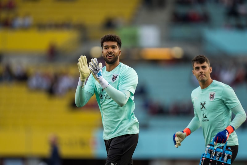 Rapid-Keeper Niklas Hedl (re.) hofft auf eine Rose, die auch Tobias Lawal (li.) vom LASK gerne hätte. (Bild: GEPA)