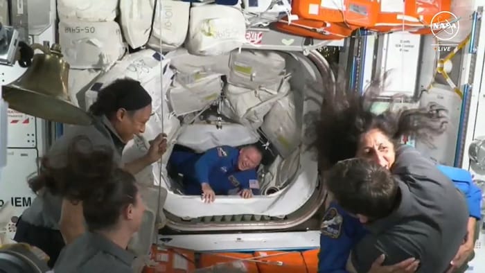 Erleichterung und Freude auf der ISS als Barry „Butch“ Wilmore (m.) und Suni Williams (re.) ankommen