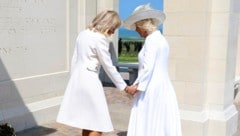 Queen Camilla and Brigitte Macron laid flowers together. There was an embarrassing mishap in the protocol. (Bild: Action Press/APA/AP/Chris Jackson)