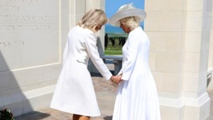 Königin Camilla und Brigitte Macron legten zusammen Blumen nieder. Dabei passierte ein peinliche Protokoll-Panne. (Bild: Action Press/APA/AP/Chris Jackson)