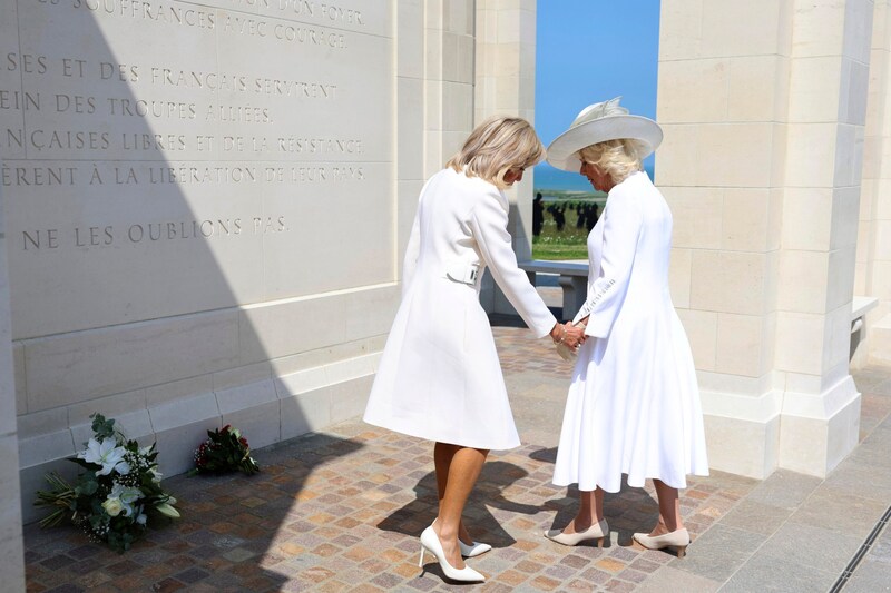 Amikor Franciaország First Ladyje a királynő keze után nyúlt, a királynő nem viszonozta a gesztust. (Bild: Action Press/APA/AP/Chris Jackson)