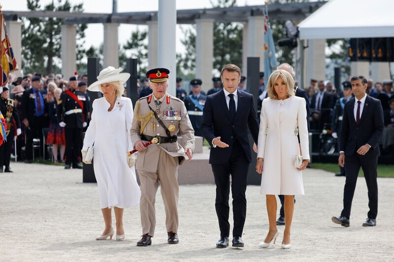 Das britische Königspaar und Emmanuel Macron mit seiner Ehefrau Brigitte Macron bei der Gedenkfeier in Frankreich (Bild: AFP/APA/POOL/Ludovic MARIN)