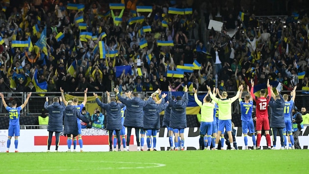 Die Ukraine feiert nach dem 0:0 gegen Deutschland mit den Fans. (Bild: AFP/Tobias SCHWARZ)