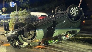 Das Auto landete am Dach.