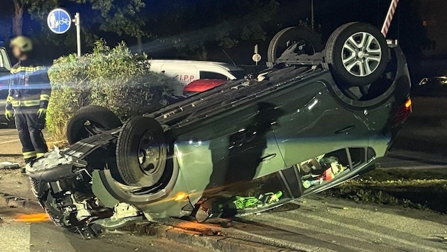 A gépkocsi a tetején végezte. (Bild: Berufsfeuerwehr Klagenfurt)