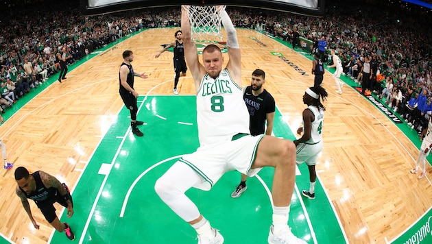 Kristaps Porzingis zeigte groß auf. (Bild: Getty Images/Maddie Meyer)