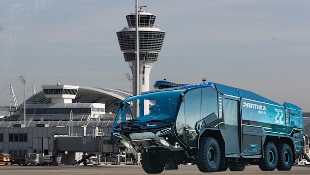 Die Prototypen des Panther electric (r.) sind bereits in der Testphase. Dass Flughäfen wie München (gr. Bild) hohe Klimaziele haben, hilft Rosenbauer. (Bild: Krone KREATIV/Rosenbauer International, REUTERS)