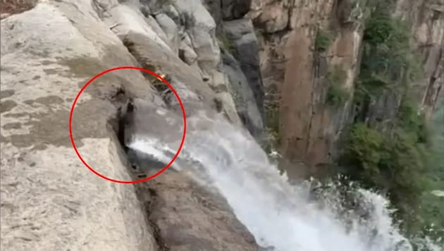 Bilder zeigen, dass ein Teil des Wassers des Yuntai-Wasserfalls, der als Chinas höchster Wasserfall gilt, aus einem in die Felswand eingebauten Rohr strömt – ganz ohne natürlichen „Ursprung“. (Bild: Douyin.com/Farisvov)