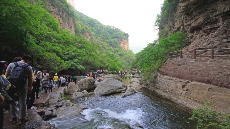 Touristen im Yuntai-Park (Bild: stock.adobe.com/YuanGeng - stock.adobe.com)