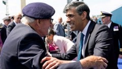 Großbritanniens Premierminister Rishi Sunak im Gespräch mit einem D-Day-Veteranen (Bild: AFP)