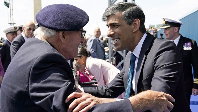 Großbritanniens Premierminister Rishi Sunak im Gespräch mit einem D-Day-Veteranen (Bild: AFP)