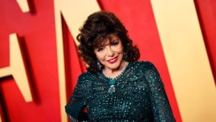 Joan Collins musste sich vor Sexszenen mit Alkohol „abschießen“.