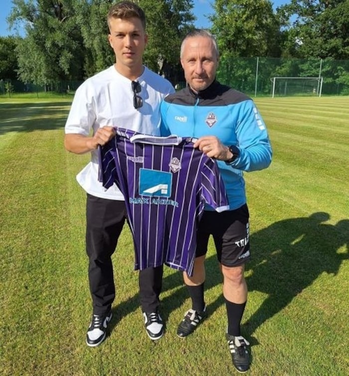 New signing Gruber with coach Schaider.