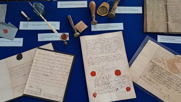 Alte Schriftstücke dürfen bei einer Ausstellung über die Kunst des Schreibens nicht fehlen. Das ...