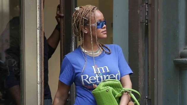 Rihanna was photographed in a casual graphic tee on Thursday. (Bild: Photo Press Service/www.PPS.at)