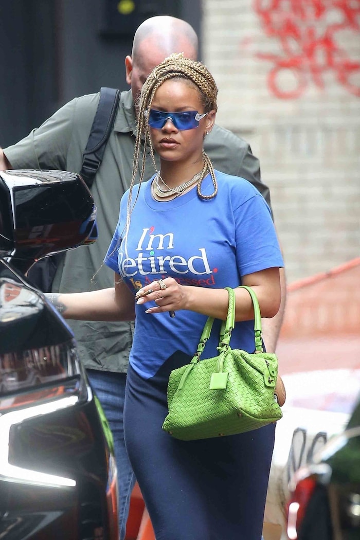 Rihanna şık gömleğini lacivert maksi eteğiyle kombinledi.