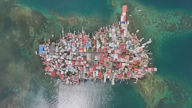 In November and December, strong winds drive the seawater right into the homes of the Gunas living there. (Bild: KameraOne)