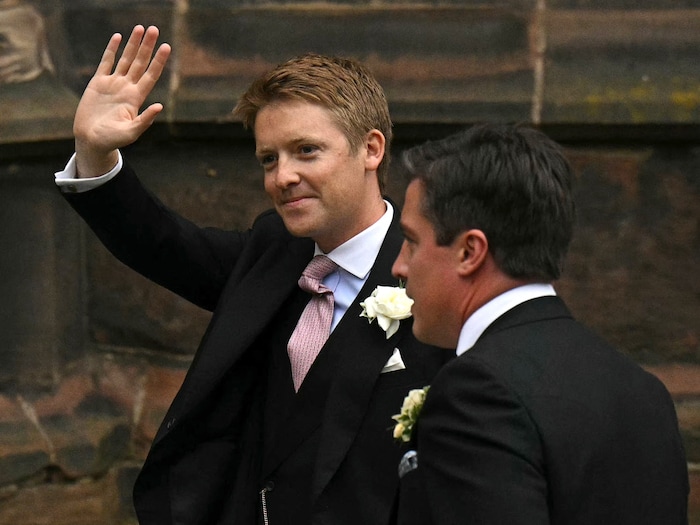 Hugh Grosvenor a templomba menet.