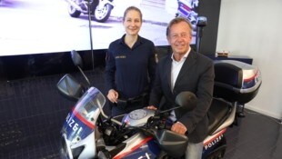 Vereinschef Javurek unterstützt die Wiener Polizei auch mittels Infostore (für Bewerber und ...