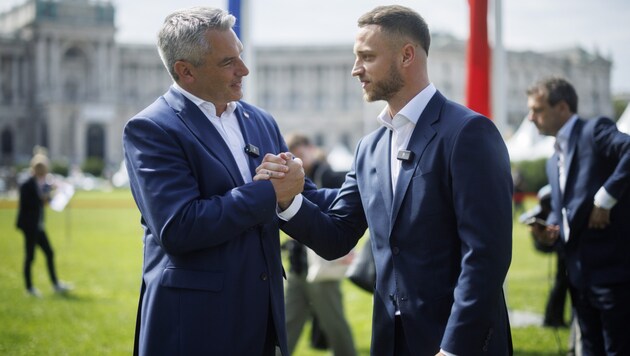 Chancellor Karl Nehammer in conversation with Marko Arnautovic (Bild: BKA)