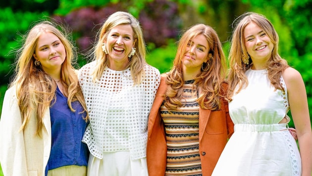 Queen Maxima and her daughters Amalia, Alexia and Ariane were all smiles during the summer photo shoot. (Bild: picturedesk.com/Dutch Press Photo Agency / Action Press / picturedesk.com)