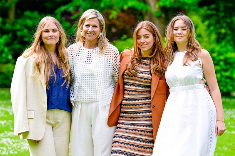 The Queen posed proudly with her three daughters. (Bild: picturedesk.com/Dutch Press Photo Agency / Action Press / picturedesk.com)