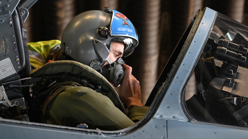 Bir Fransız Mirage pilotu: Fransa şimdi Ukraynalıları savaş uçağı konusunda eğitecek. (Bild: APA/AFP/SEBASTIEN BOZON)