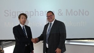 Masaya Saito, CFO von Rohto Pharmaceutical, und Sigmapharm-Geschäftsführer Bernhard Wittmann.