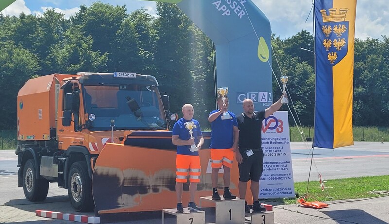 Blau-gelbe Doppelspitze: Kapfinger siegte vor Pfeiffer sowie Maierhofer. (Bild: NLK)