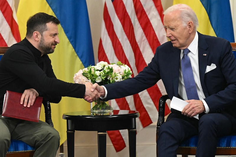 Zelensky ve Biden Cuma günü Paris'te (Bild: APA/AFP/SAUL LOEB)