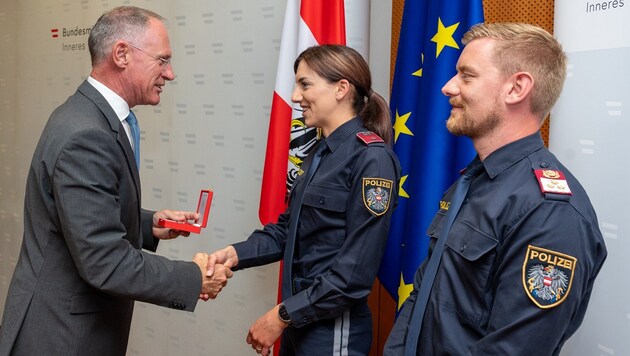 Stolze Lebensretter: Anita Blauensteiner und Stefan Strohmaier bekamen von Innenminister Gerhard Karner die „Goldene Medaille am roten Bande für Verdienste um die Republik Österreich“. (Bild: BMI(C)MAKOWECZ)