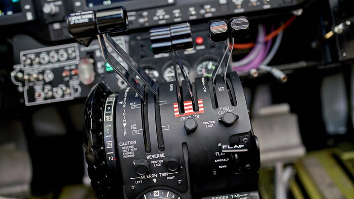 True to detail: the gearshift in the flight simulator