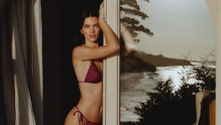 Kendall Jenner zeigt sich im intimen Apartment-Setting am Meer und macht eine mühelos gute Figur. (Bild: Calzedonia)