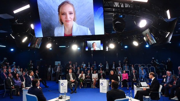 Vladimir Putin's daughter Katerina Tikhonova speaks at an economic forum in St. Petersburg. (Bild: AFP/Olga MALTSEVA)