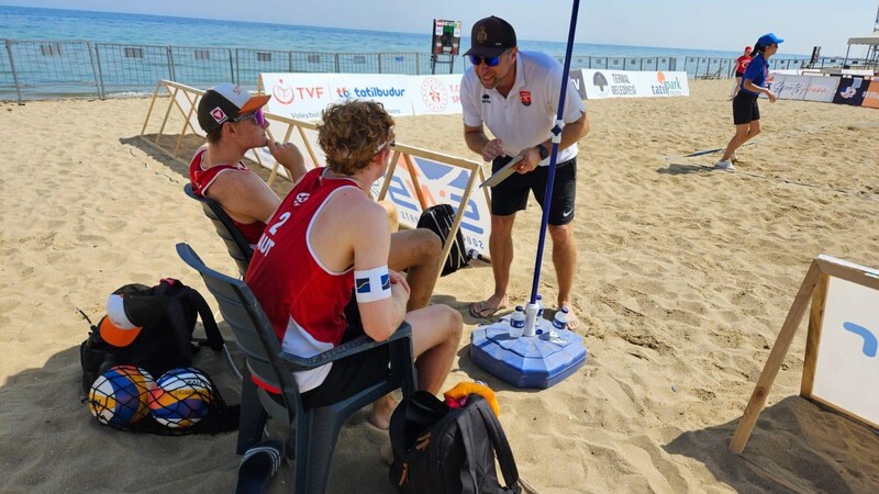 Coach Robert Nowotny with his boys at the European Championships in Termal Yalova. (Bild: Privat)