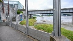 Die mobilen Elemente zum Schutz vor Hochwasser bleiben in Linz entlang der Donau in Urfahr auch am Wochenende noch aufgebaut. (Bild: Dostal Harald)