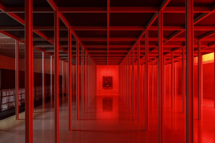 Einblicke in die Ausstellung „Wish You Were Gay“ von Anne Imhof.